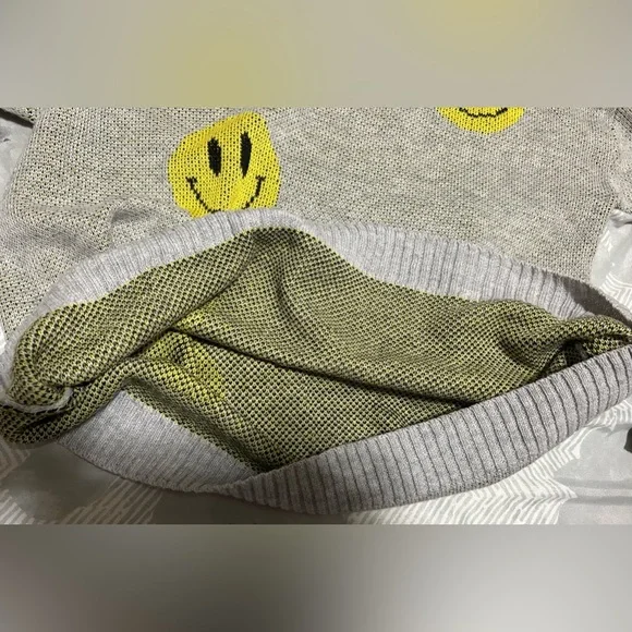 NWOT Just Polly Ny -Grey acrylic sweater with yellow smiley faces - size L - Picture 4 of 7